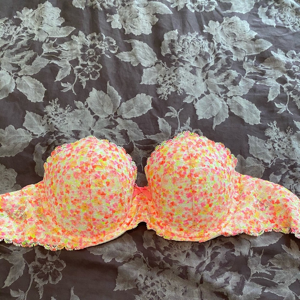 NEW Victoria secret bra 32D never used